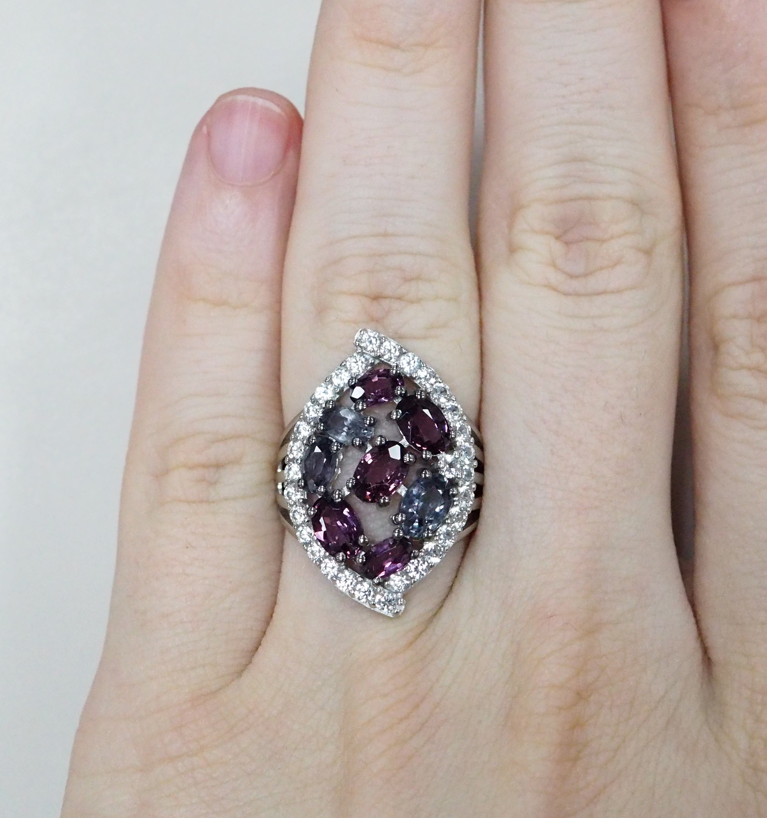 Серебряное кольцо с разноцветной шпинелью